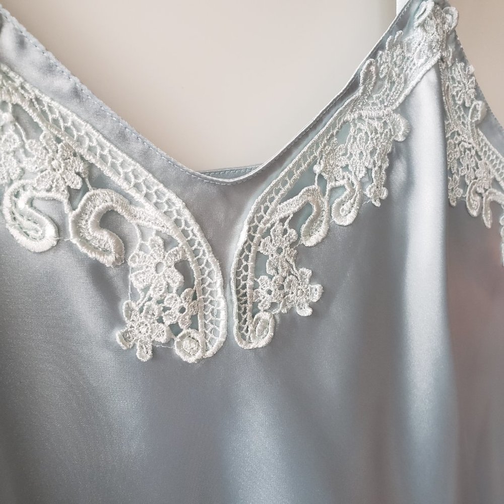 ✨️FINAL SALE✨️ vintage light blue slip with lace details size XL - Picture 4 of 7